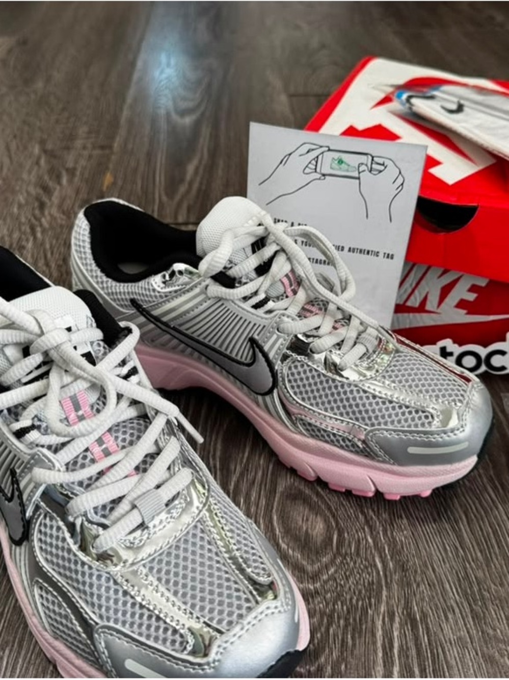 Nike zoom vomero5 Women's Metallic Silver and Pink Trainer Sneakers